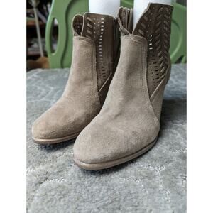 Vince Camuto Fenyia Ankle Boots WOMENS SIZE 9M beige suede leather 3" heel comfy